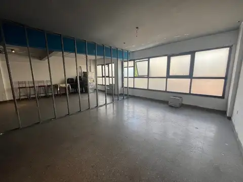 Espectacular Salon  apto Comercial  en edificio sobre Av Gaona y Cuenca
