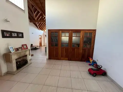 Casa 4 ambientes, estilo chalet, en venta. Castelar norte.