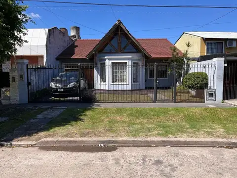 Casa 4 ambientes, estilo chalet, en venta. Castelar norte.