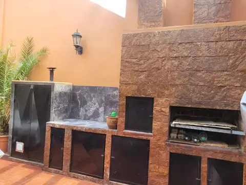 Casa en Excelente PH 4 ambientes sobre av. San Martín en impecable estado, con patio y parrilla.venta en Florida Mitre/Este