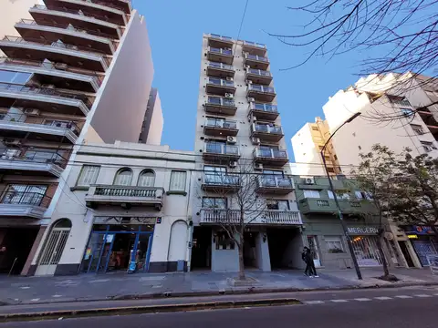 2 amb amplios y luminosos. Frente 2 balcones con cochera fija incluida. Split y estufa TB.-