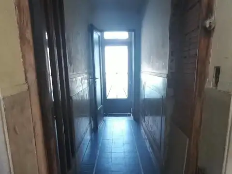 CASA CON JARDÍN Y GARAJE. OPCION LOCAL Y DEPARTAMENTO 3 AMBIENTES – AV. LACARRA  GERLI -