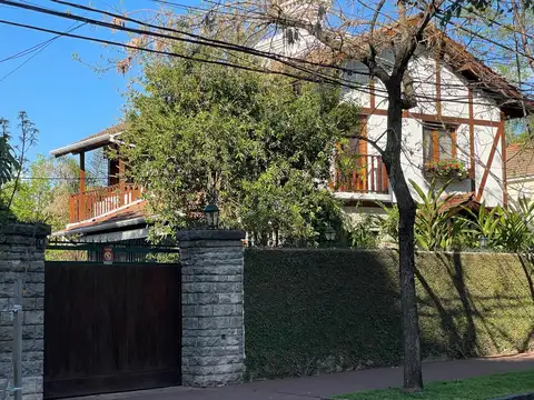 CASA  ESTILO TUDOR EN BARRIO PARQUE AGUIRRE EN ACASSUSO