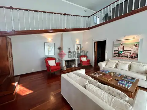 Casa 6 ambientes con 3 baños