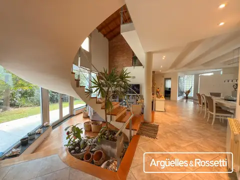 Casa en Venta con 3 cocheras