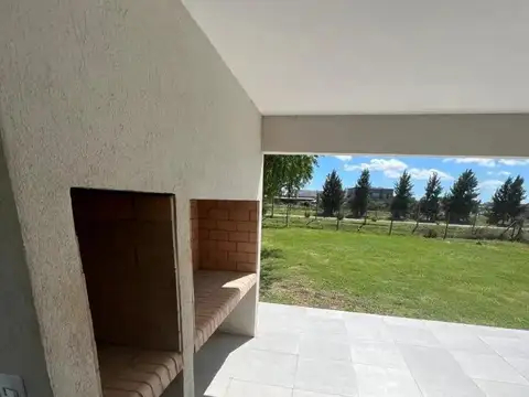 Casa en Alquiler con 2 cocheras