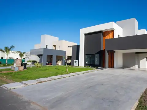 Venta de Casa 5 ambientes a Estrenar con piscina en Prados del Oeste, Moreno