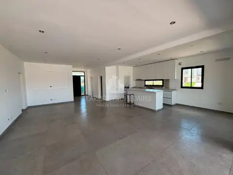 Casa en Venta en Pilar Del Este - Santa Sofia, USD 215.000