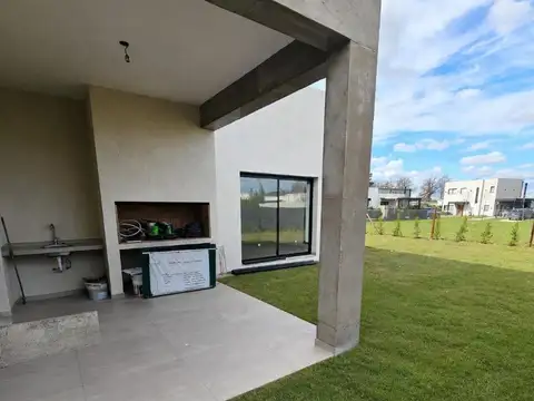 Casa en Venta con 3 cocheras
