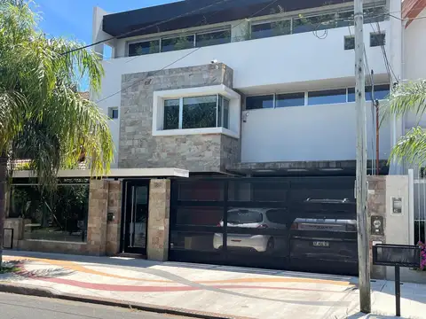 CASA EN BARRIO DON BOSCO,MINIMALISTA SOBRE LOTE DE 12X 30 ,4 am mas escritorio, fondo libre pileta c