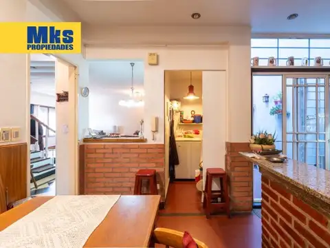 Venta. Casa en terreno propio. 4 ambientes.  Quincho, patio y terraza.