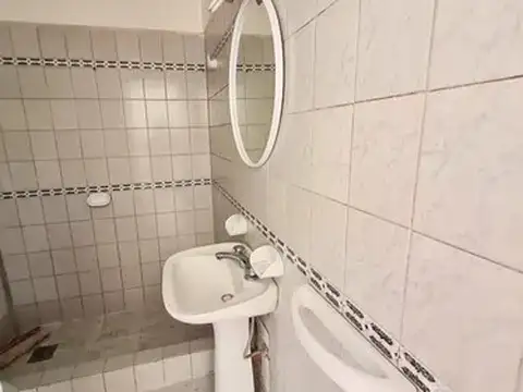 Excelente Departamento Al Frente, Zona Céntrica, Amplio Patio Y Balcón A La Calle  