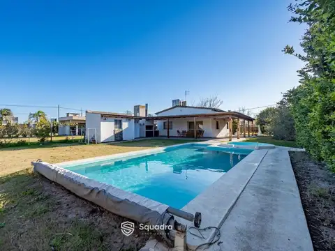 VENTA | PERMUTA - Casa de 2 dormitorios   comodín, piscina, cochera y parrillero - Acequias, Roldán.