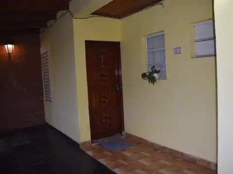 Casa 5 ambientes con 1 baño