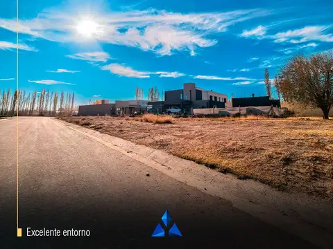 Lote en esquina con servicios completos y proyecto aprobado, listo para construir Finca Costa Serena