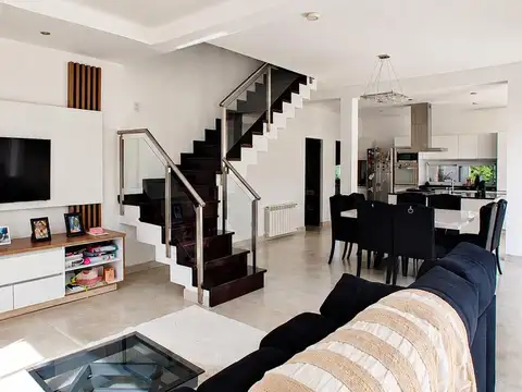 Casa en Alquiler en Puerto Roldan, USD 2.100