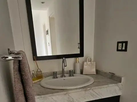 Casa en Alquiler con 4 cocheras