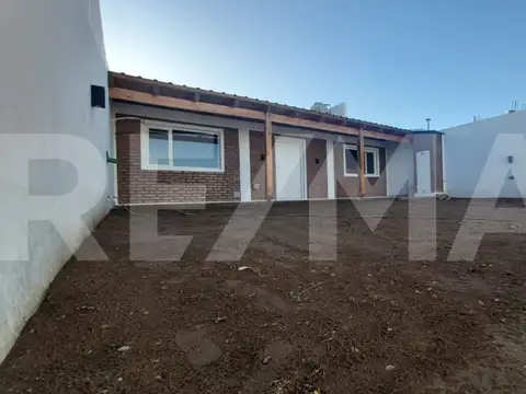 ALQUILER CASA MONOAMBIENTE CON PATIO Y COCHERA