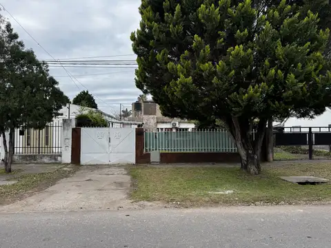 Casa en Alquiler con 2 cocheras
