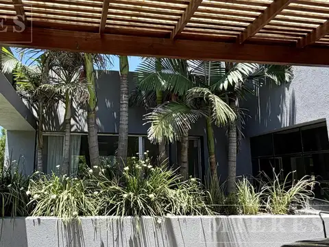 Casa 7 ambientes con 2 baños