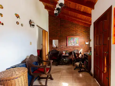 CASA 3 DORMITORIOS JARDÍN Y PILETA EN V ADELINA