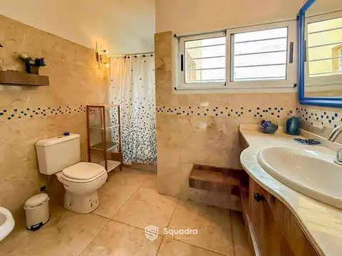 Casa 4 ambientes con 2 baños