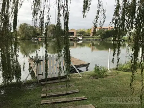 Casa al agua con 4 dormitorios en alquiler en el barrio  Los Castores Nordelta