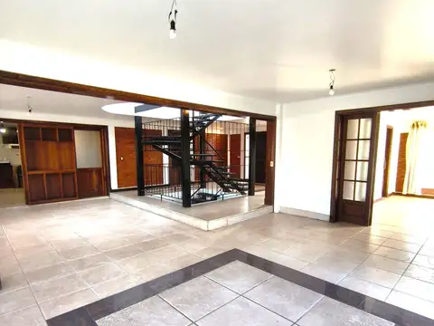 Casa 12 ambientes con 4 baños