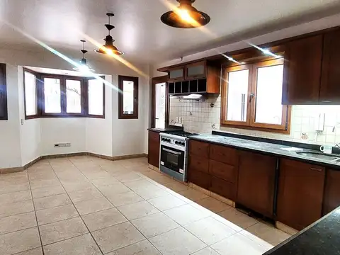 Casa en Alquiler con 3 cocheras