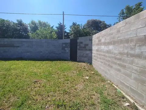 VENTA DE  LOTE CON MEDIANERA Y PORTONES DE HIERRO