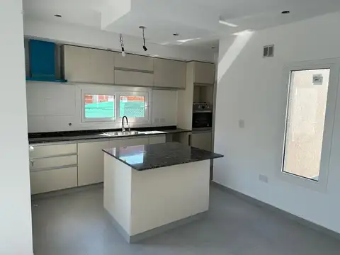 Casa 4 ambientes con 3 baños