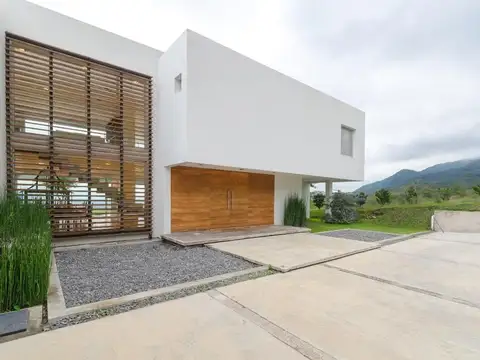 Casa 5 ambientes con 4 baños