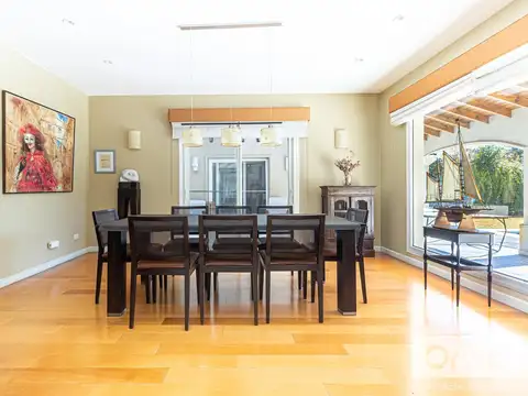Casa en Venta con 4 cocheras