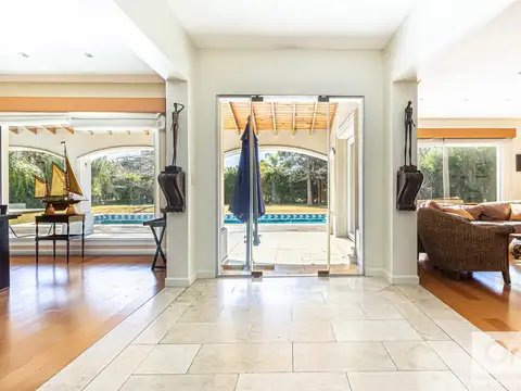 Casa 6 ambientes con 4 baños