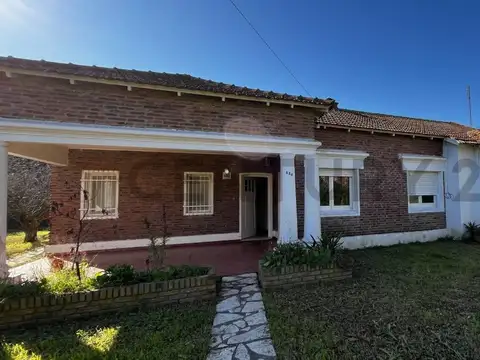 VENTA CASA 4 AMBIENTES+ DEPENDENCIA EN LONGCHAMPS. PARQUE ARBOLADO Y PISCINA