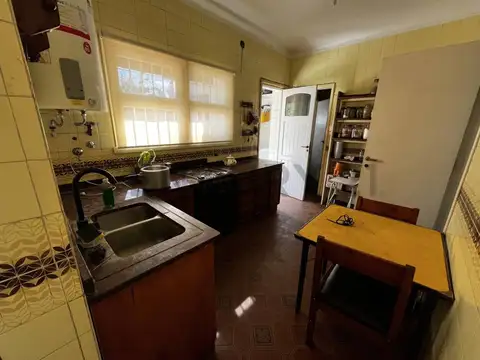 VENTA CASA 4 AMBIENTES+ DEPENDENCIA EN LONGCHAMPS. PARQUE ARBOLADO Y PISCINA