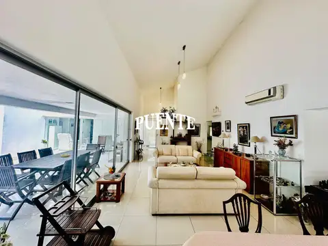 Casa 5 ambientes con 3 baños