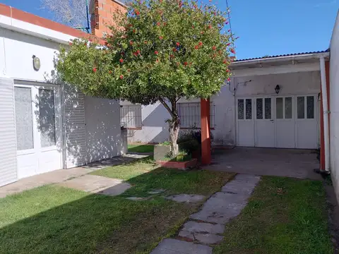 CASA EN VENTA MAS DOS MONOAMBIENTES AL FRENTE