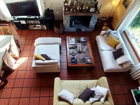 Casa en Alquiler con 3 cocheras