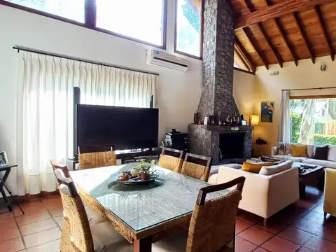 Casa 4 ambientes con 2 baños