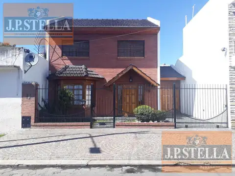 Excelente Casa 4 Amb Garage para 2 Autos Lote 300 m² (132 m² Cub) - apta credito - San Justo