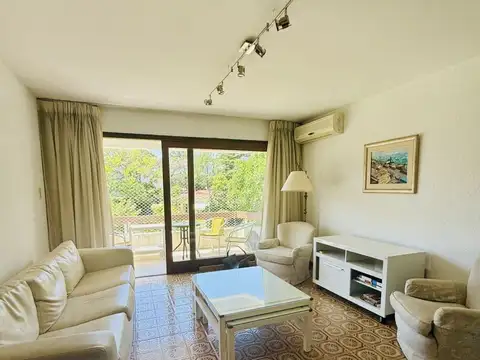 Alquiler 2 dormitorios y 2 baños, muy amplio con cochera