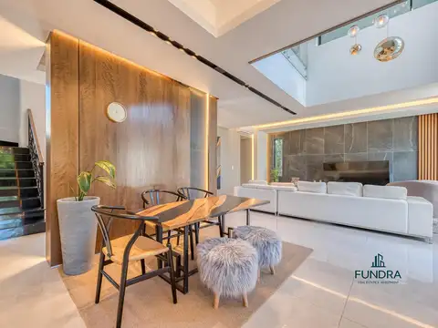 Casa en Venta con 2 cocheras