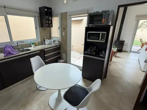 Se vende casa IMPECABLE,2 dorm,zona residencial VT