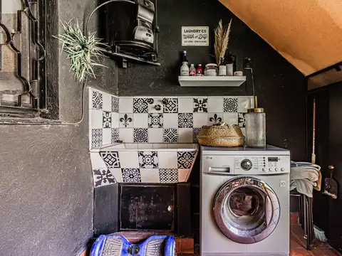 Casa en Venta 4 ambientes con pileta-parrila y galeria, Liniers