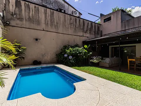 Casa en Venta 4 ambientes con pileta-parrila y galeria, Liniers