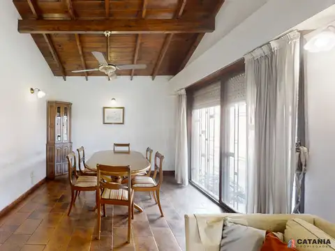 Casa 4 ambientes con 2 baños