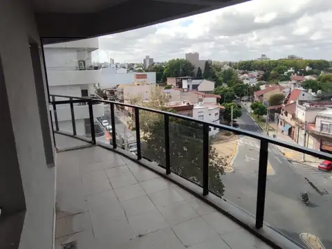 EXCELENTE 2 AMB A ESTRENAR, MUY LUMINOSO CON BALCON ATERRAZADO.