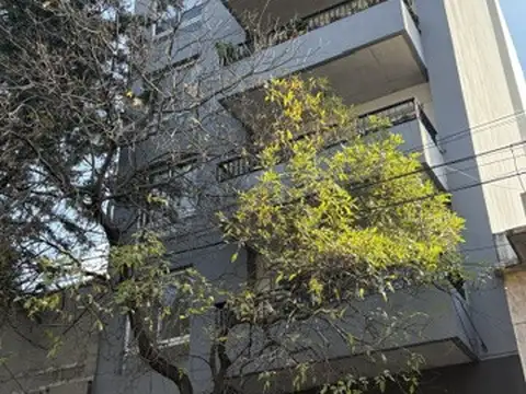 Alquiler.Depto 3 amb. amplio. 1° piso al frente. Patio. Floresta.80m2. Exc. ubicación. Luminoso.