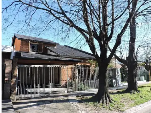 Casa Ituzaingó Norte en dos plantas, muy amplia y cómoda, buena ubicación. Apto crédito.